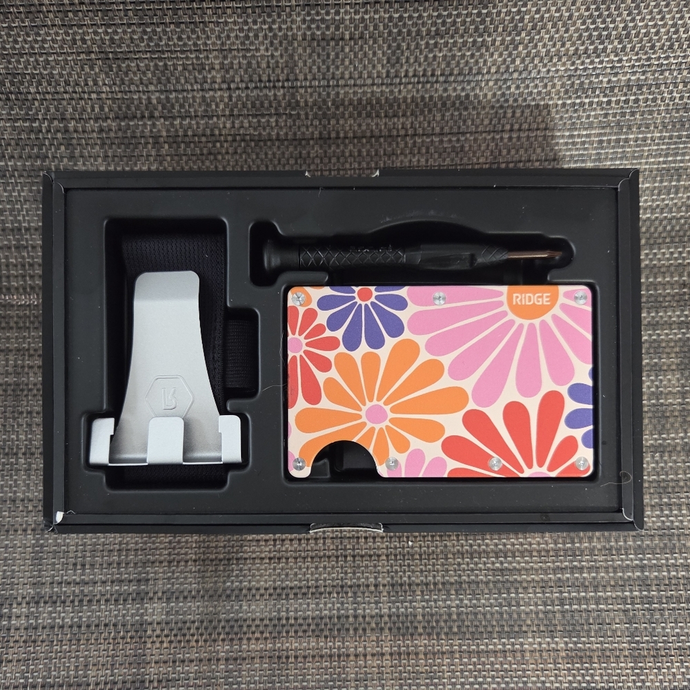 Ridge: "Flower Power" Slim RFID Blocking Wallet.  New In Box. - Picture 3 of 4